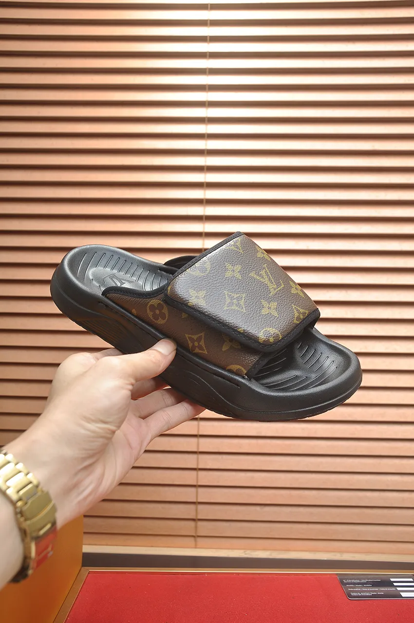 Men's men's shoes 💰340💶 [Louis Vuitton LV slippers] (high-end cowhide) counter 1:1 fashion style, a must-have for summer! The designer used LV’s iconic outsole. The original simple slippers instantly become fashionable! The upper is made of flexible special cowhide leather straps alternately, and the workmanship is exquisite! A must-have for stylish men in summer, size 38-45 (45 customized)